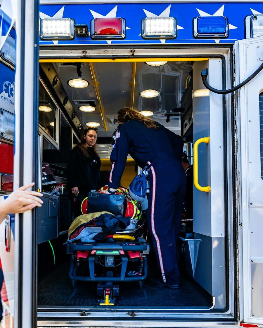 Ambulanciers devant leur véhicule sanitaire