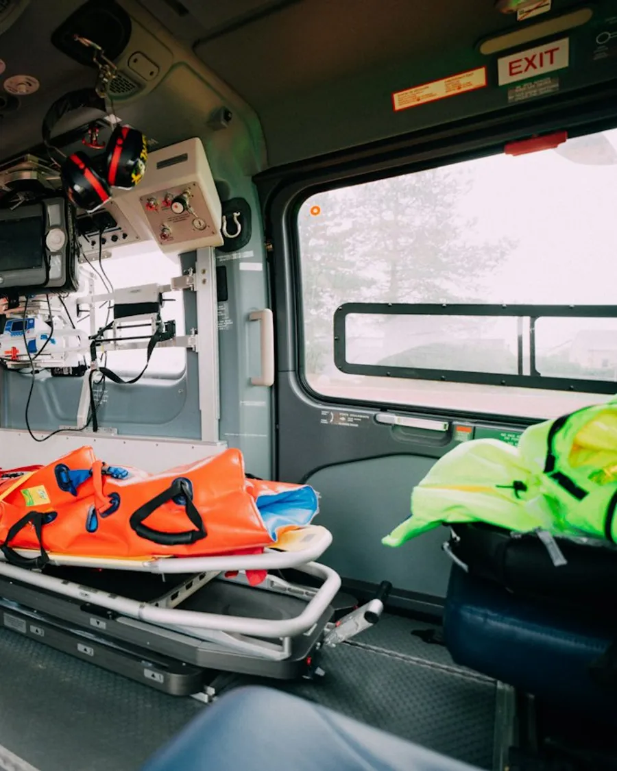Ambulance équipée, brancard et matériel de transport sanitaire