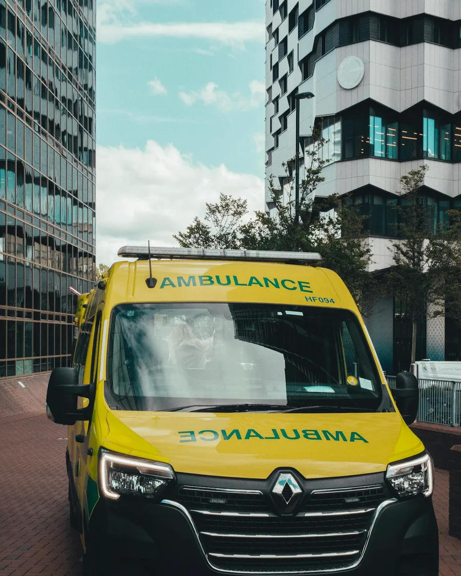 Ambulance en intervention dans une rue